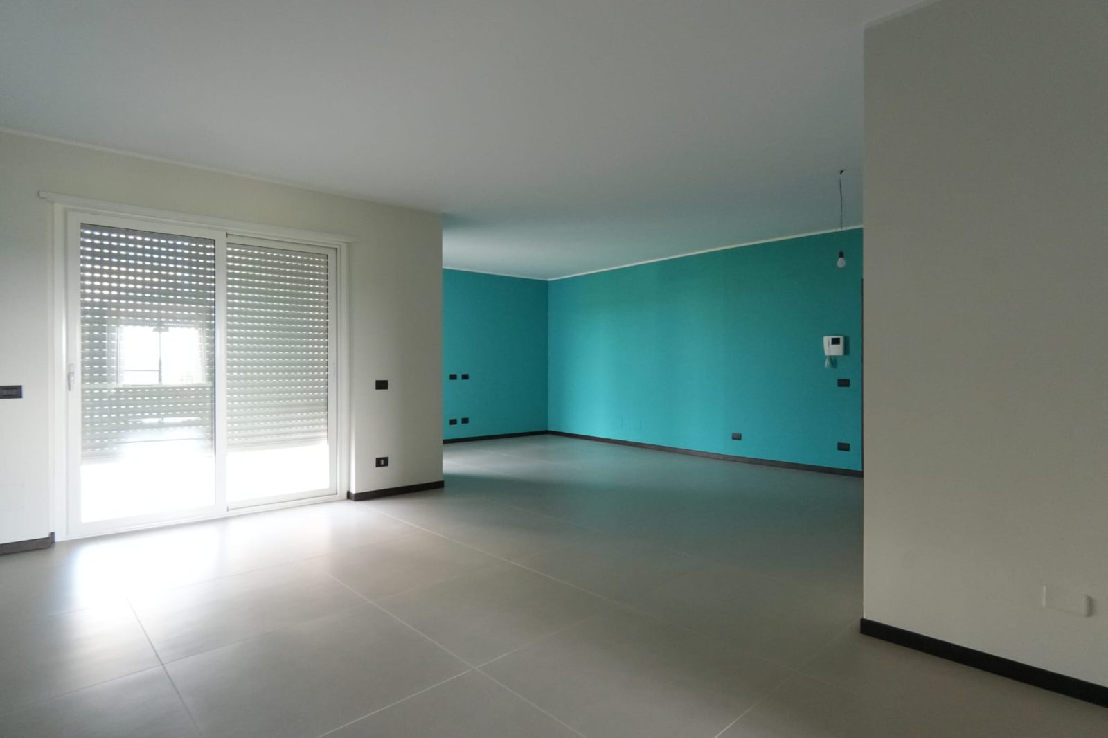 Soggiorno appena tinteggiato con parete color tiffany, Bari