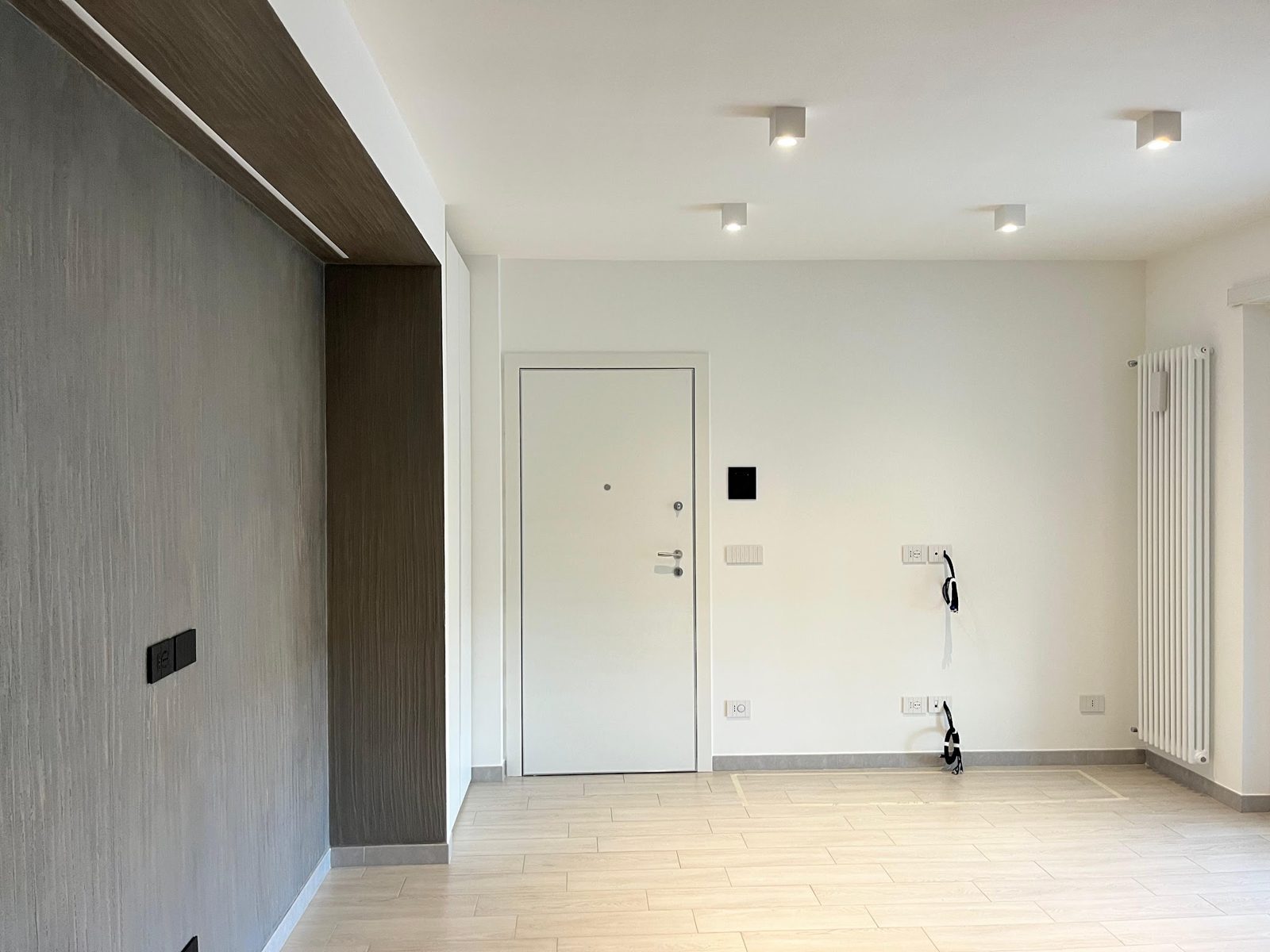 Ingresso con parete effetto cemento grigio