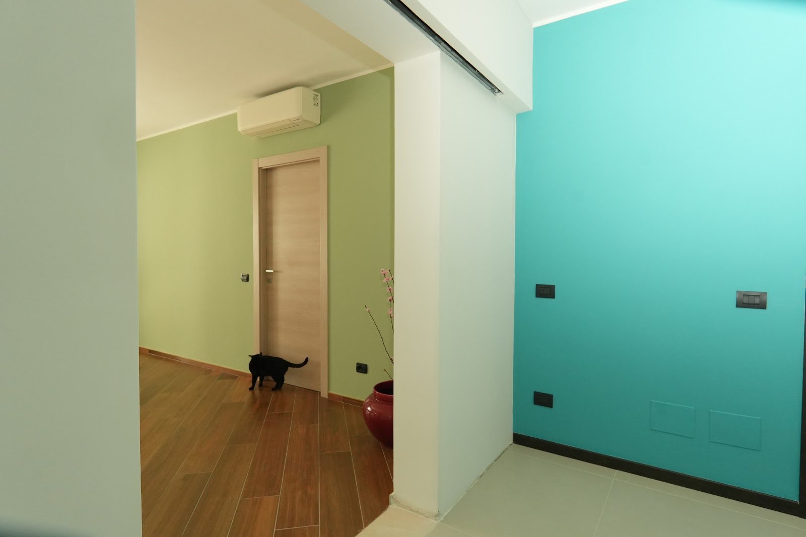 Ingresso con pareti verde chiaro e tiffany