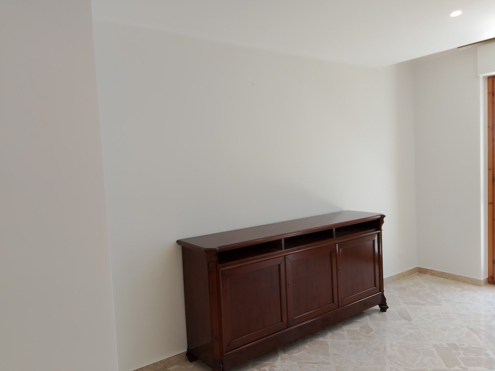 Soggiorno bianco con credenza in legno