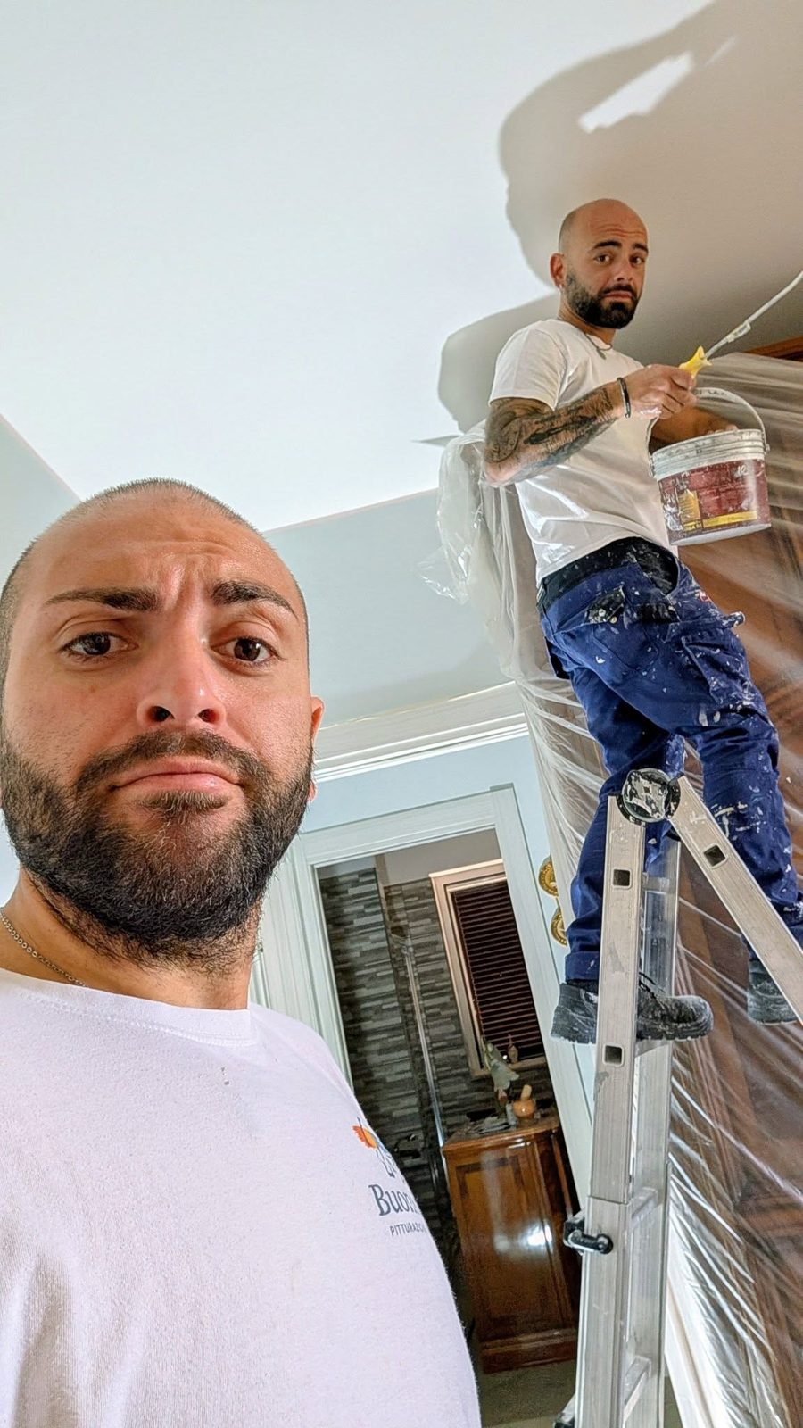 Vittorio e Cristian Buonsante al lavoro su una scala