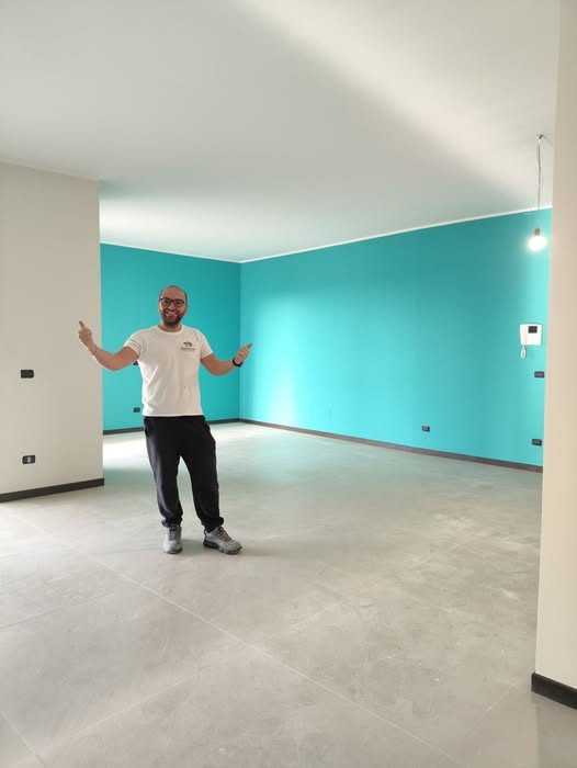 Vittorio Buonsante in un salone appena tinteggiato